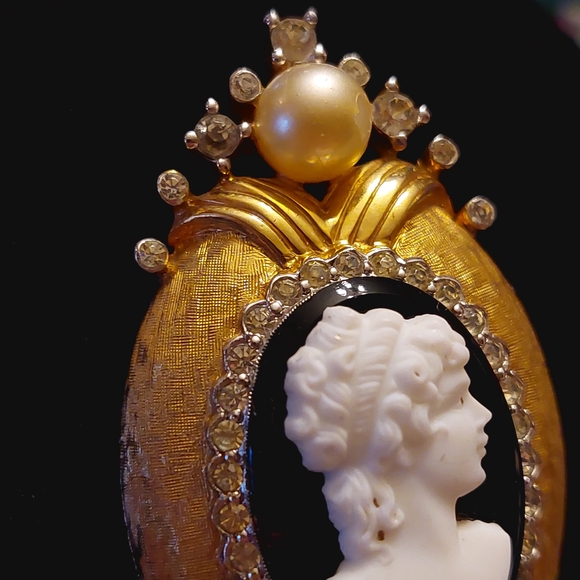 COPY - Victorian Revival Goldtone Cameo Brooch with Faux Pearl and Bright Rhine… - Picture 12 of 12